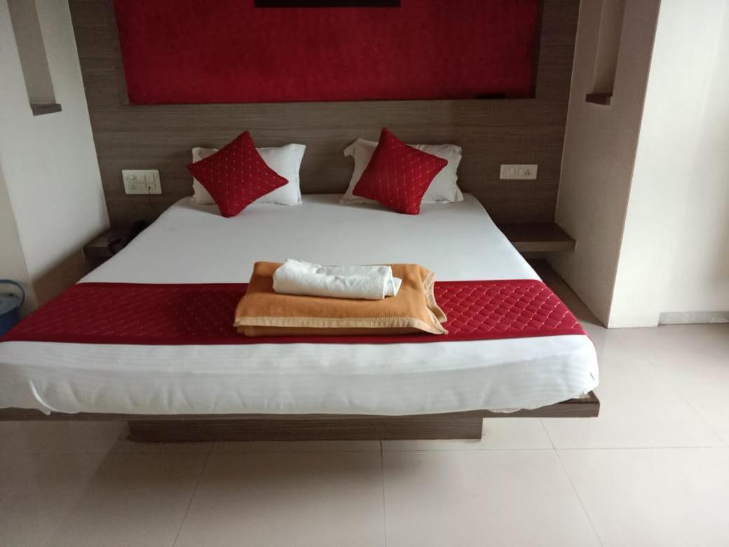 Hotel Swamiraj Indāpur Eksteriør bilde